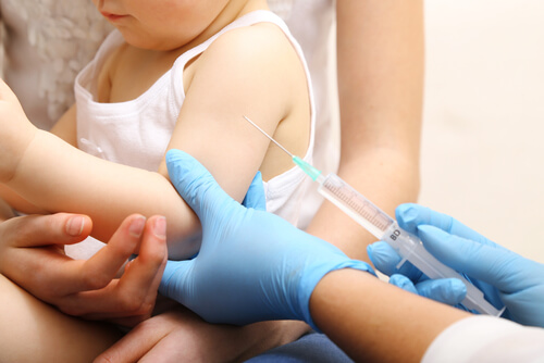La vacuna triple vírica ayuda a prevenir la rubeola en edad temprana