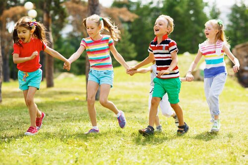 Los juegos para niños al aire libre permiten a los niños relacionarse y tomar contacto con la naturaleza