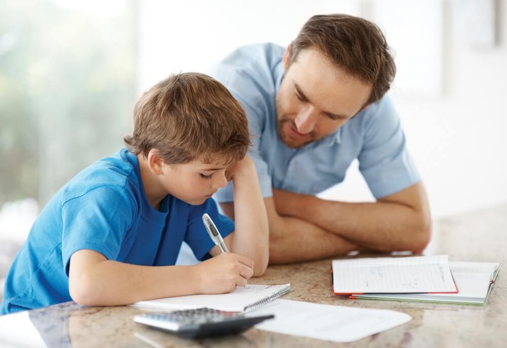 Padre ayudando a estudiar a su hijo