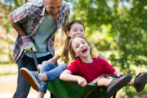 papa joue avec ses enfants