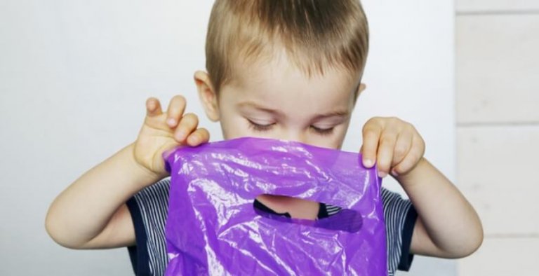 El peligro de las bolsas de plástico para los niños