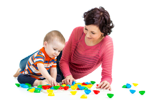 Madre e hijo jugando con piezas de colores