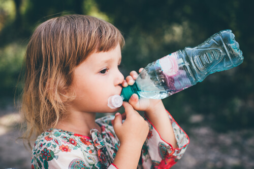 Es importante vigilar que tomen agua nuestros hijos con frecuencia