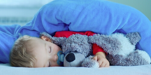 Bebé durmiendo con su peluche