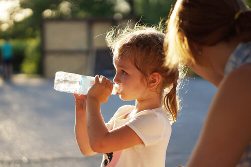 Ayuda para los niños deportistas: el agua