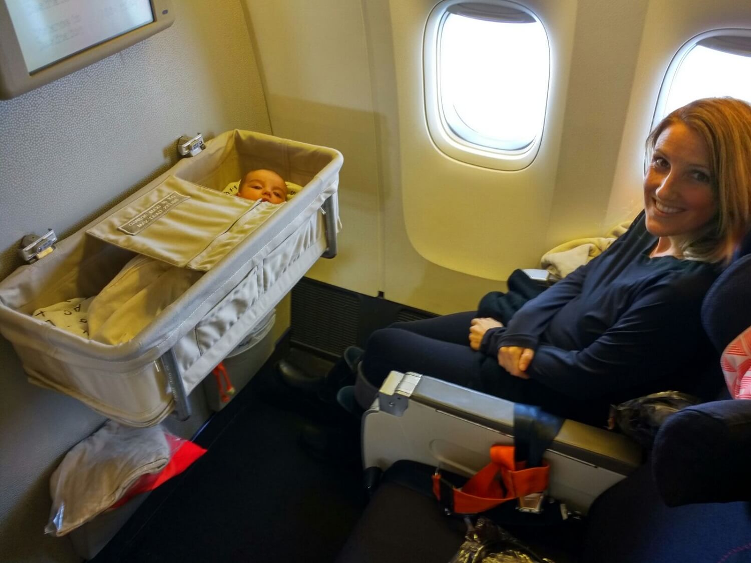 Mère et fils voyageant en avion.