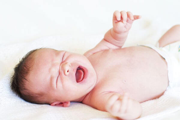 ¿Por qué está mal dejar llorar al bebé toda la noche?