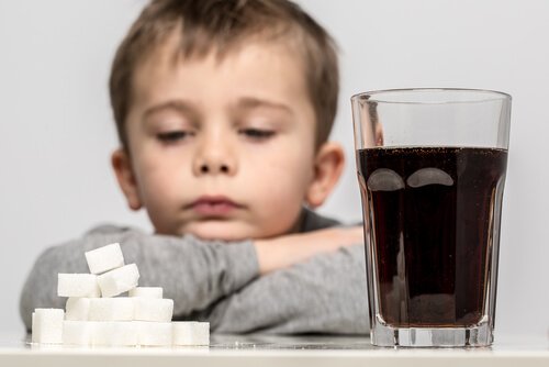 El azúcar es en muchos casos el causante de la caries dental en los niños.