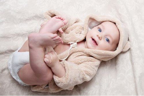El desarrollo físico del bebé es un proceso en el que él mismo se va auto conociendo.