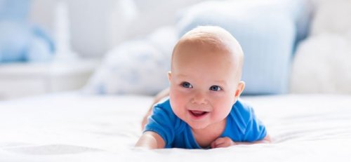 Mettre votre bébé sur le ventre pendant la journée aidera à renforcer ses muscles.