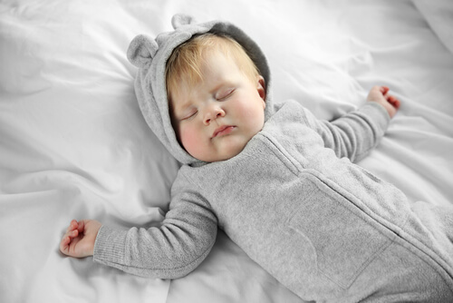¿Por qué el bebé no debe usar almohada?