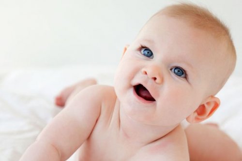 bébé au yeux bleus
