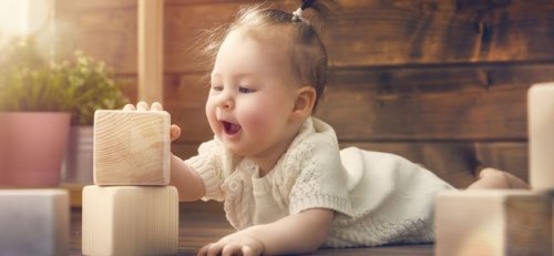 Bebé con uno de los juegos Montessori para niños de 0 a 3 años.