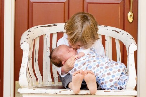La jalousie entre frères et soeurs est la réponse commune des enfants à l'arrivée de quelqu'un qui nécessite plus d'attention.