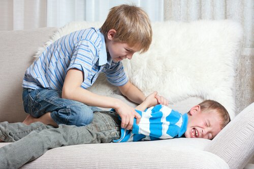 Las peleas entre hermanos son una de las maneras que los niños tienen de manifestar cuando sienten celos.