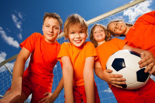 La educación se complementa en la infancia con los deportes.