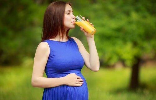 Une alimentation équilibrée, accompagnée de jus pour les femmes enceintes, permet une grossesse saine avec moins de complications.