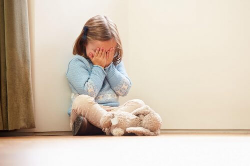Parler à un enfant en colère est un grand défi pour les parents.