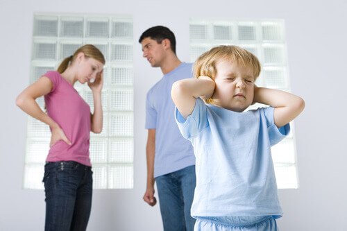 Les parents se disputent devant leur enfant et présentent certains des signes de familles dysfonctionnelles.