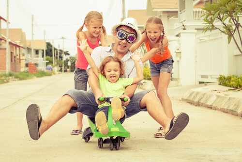 Jugar con tus hijos les hará más felices que tener muchos juguetes