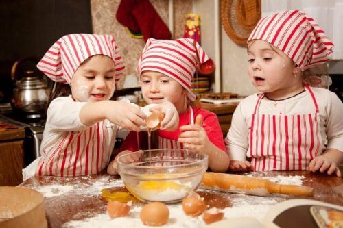 Cocinar con los niños les ayuda a estimular sus habilidades manuales
