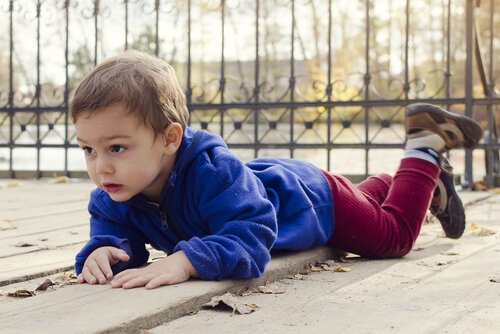 Muchos accidentes infantiles en el hogar son causados por caídas.