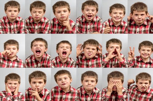 Plusieurs photos d'un enfant avec différentes expressions.