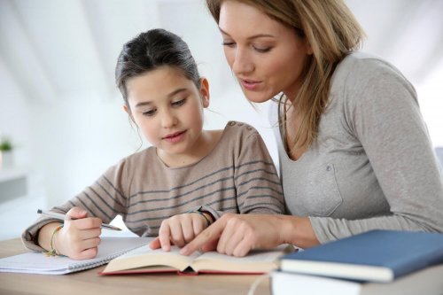 Ayudar a los hijos a hacer los deberes puede ser una manera de que adquieran motivación