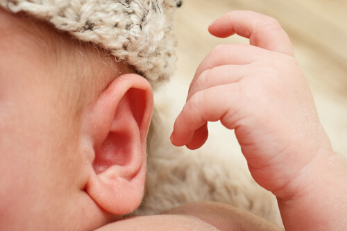 Ett nyfött barns öra.