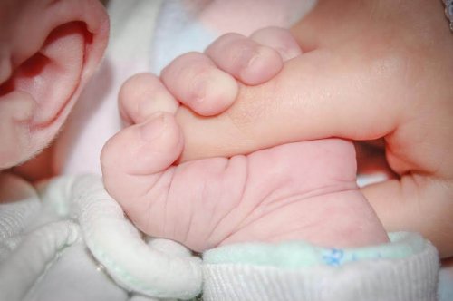 Reflejo de prensión en bebés: qué es y cómo se estimula