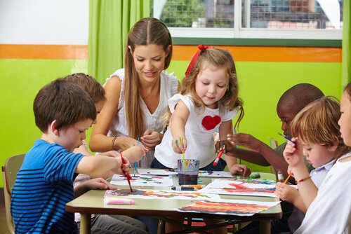 Niños en el colegio haciendo manualidades de frutas.