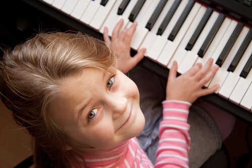 Un piano es una de las mejores opciones en cuanto a juguetes para niños de 5 años o más.