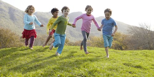 nenes jugando parque montana Es bueno que los niños aprendan a enfrentarse a los riesgos y aventuras