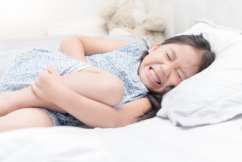 Si el dolor de barriga en niños es acompañado por vómitos y fiebre, es recomendable contactar al pediatra.