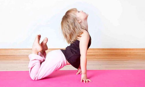 El yoga para los niños es una manera de hacer una actividad y pasar tiempo en familia de calidad.