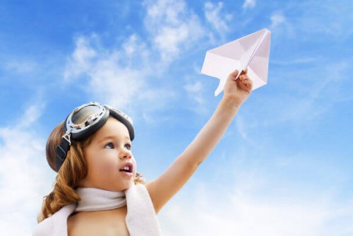 L'origami pour les enfants encourage leur développement cognitif.