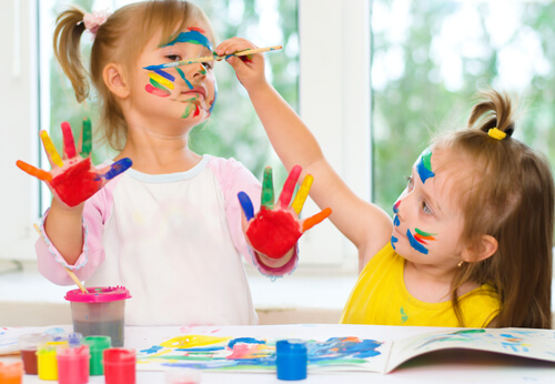 La pintura de dedos es un elemento indispensable de las manualidades para niños