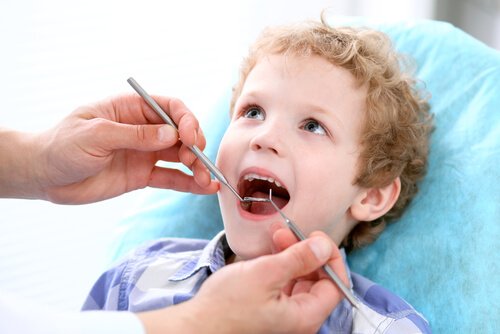 La primera visita al dentista debe encararse con paciencia y tacto para que resulte positiva para el niño.