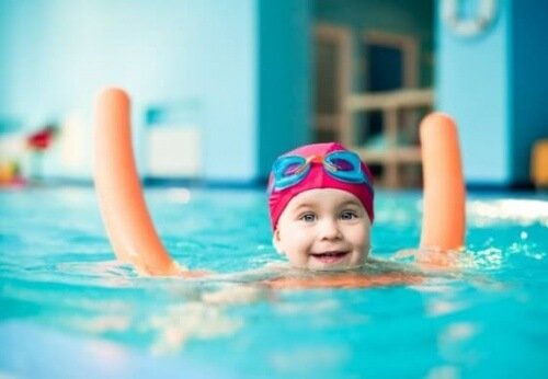 Los bebés también están considerados en las normas de seguridad para ir a la piscina con niños.