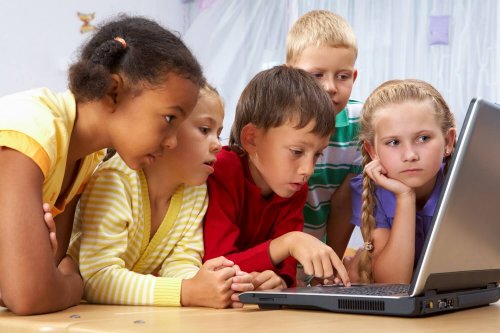ninos-ordenador Los cursos on line contribuyen a la educación de los niños