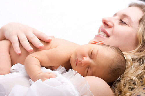 La suministración de oxitocina sintética no produce más dolor durante el parto que un parto natural.