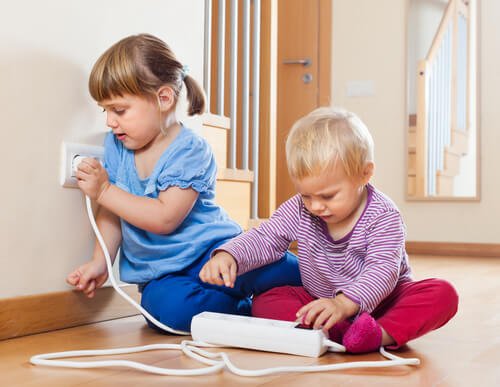 Existen ciertos trucos para alejar a los niños de los enchufes.