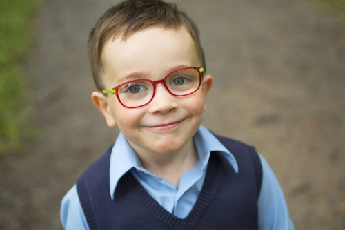 Enseña a tus hijos el cuidado de las gafas