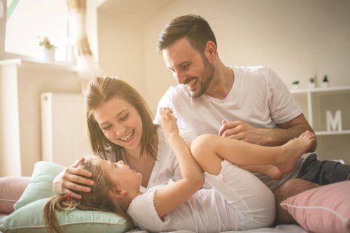 Siempre pueden dormir junto a los padres pero hay que estar atentos