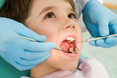 Es bueno acudir inmediatamente al dentista si tu hijo se da un golpe en un diente