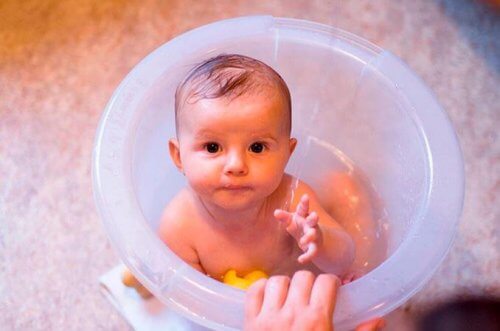 La baignoire du bébé devrait être petite.
