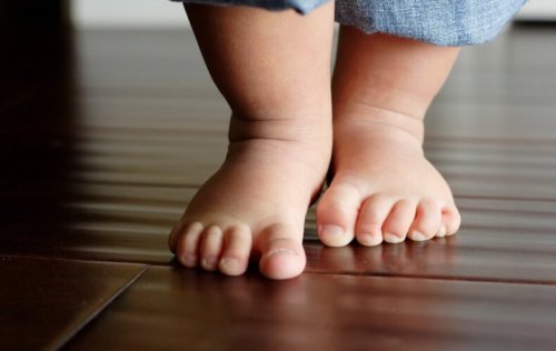 Las piernas arqueadas en niños son notorias cuando los chiquillos que están aprendiendo a caminar separan las rodillas y las proyectan hacia afuera.