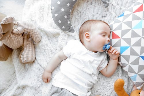 Enseñar al bebé a dormir es una tarea que comienza desde los primeros meses de vida.