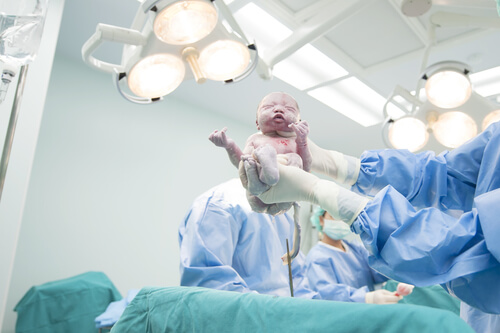 Un bebé que nace en un entorno sanitario corre menos riesgos que en casa.