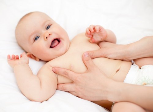 Una de las maneras de aliviar los cólicos en el bebé son los masajes.